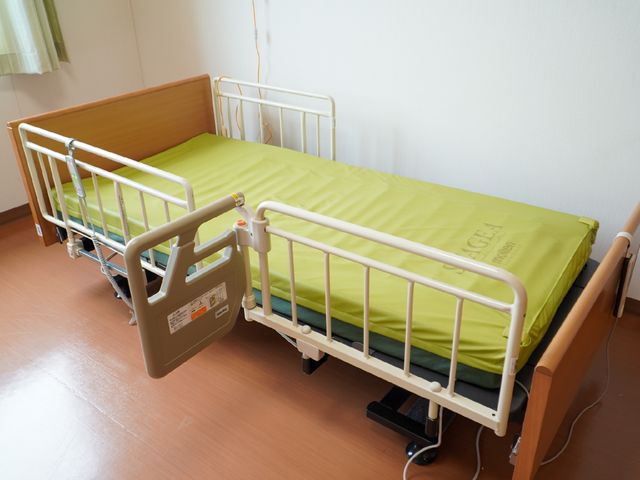 快適な居室のベッド 居室 ガードレール付きのベッドは安全にも配慮されており、心地よい睡眠をサポートします。