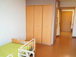 明るい居室の一角