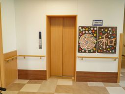 エレベーターと掲示物