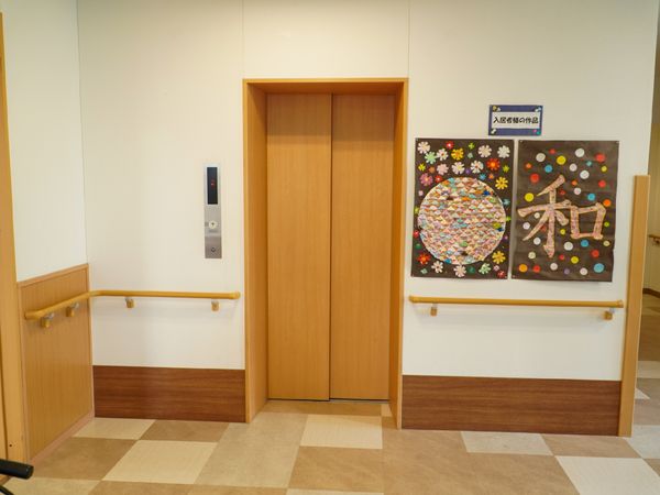 エレベーターと掲示物