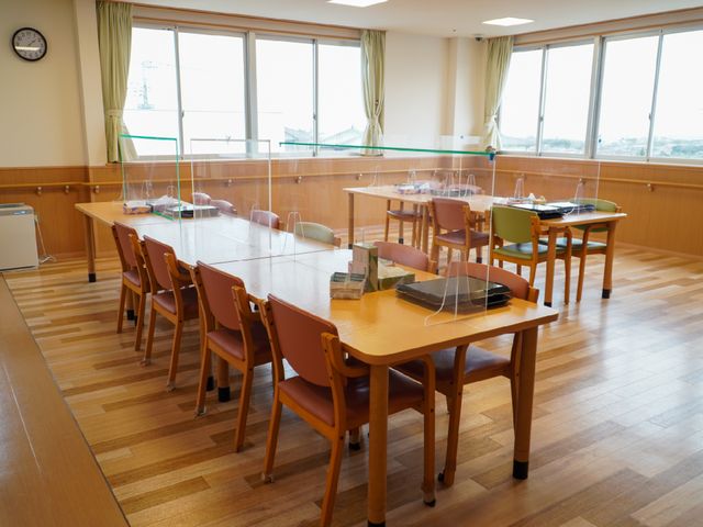 広々とした食堂スペース 共有スペース 陽光溢れる清潔なダイニングルームです。共に食事を楽しめるアットホームな雰囲気が魅力です。