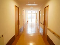 明るい廊下施設の一部