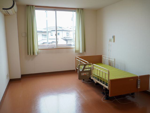 居室の明るい空間 居室 広々とした居室で、大きな窓から自然光が差し込んでいます。快適な個室でゆったりとした時間をお過ごしいただけます。