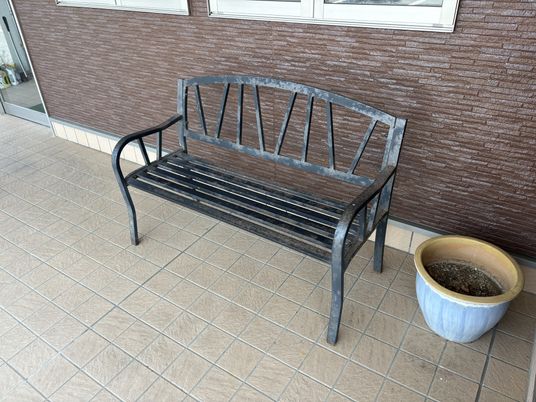 ベンチと植木鉢の外観