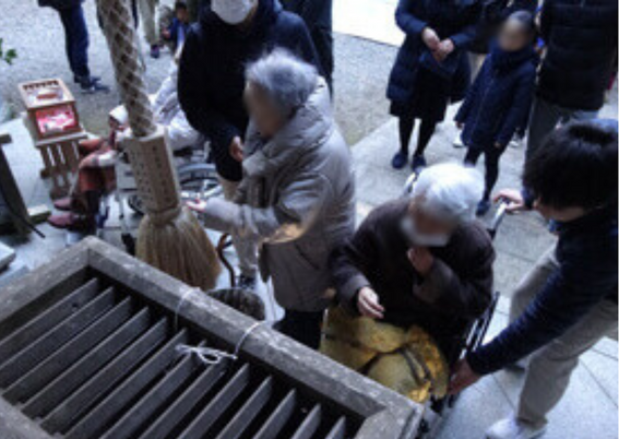老人が楽しむ中庭