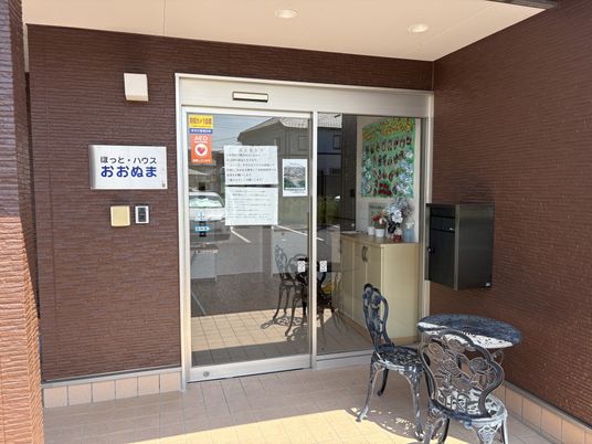 施設のエントランス