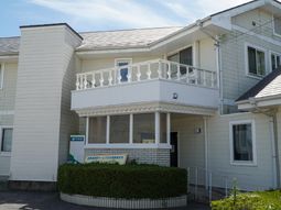 清潔な白い建物外観