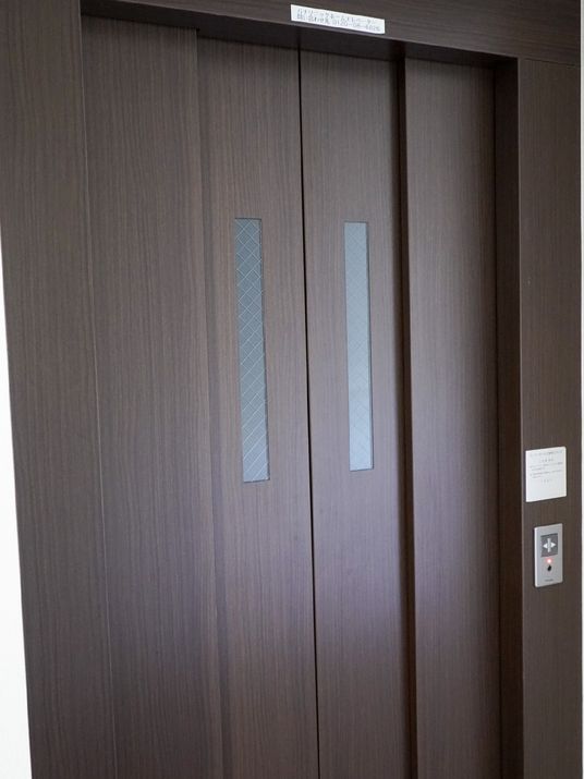 木目調エレベーターの扉