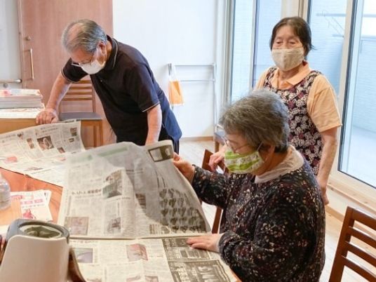 利用者が新聞を読む風景