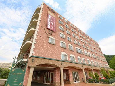 赤茶色の外壁が印象的な建物