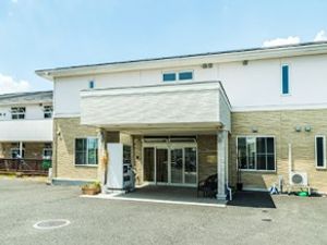 明るい建物の外観  