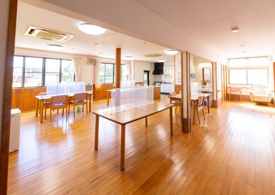明るい空間の共用ダイニング