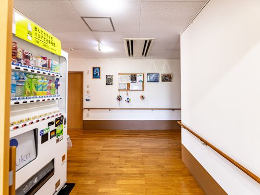 廊下に自動販売機設置