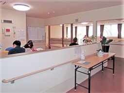 スタッフが働く受付エリア