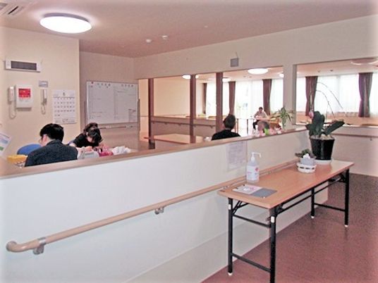 明るい受付と廊下