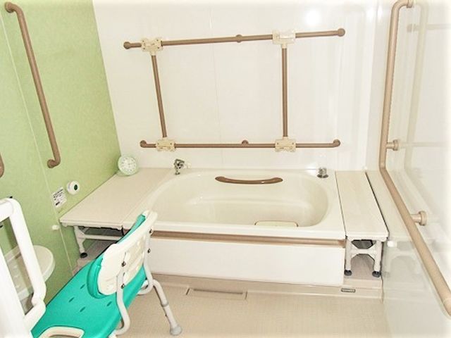 バリアフリー設計の浴室 浴室 手すりや椅子が備え付けられ、安全に配慮された浴室です。快適な入浴時間をサポートします。