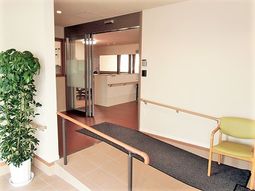 明るい廊下と椅子