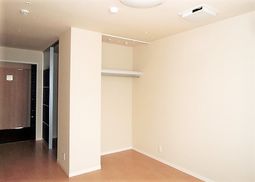 シンプルな空間の居室