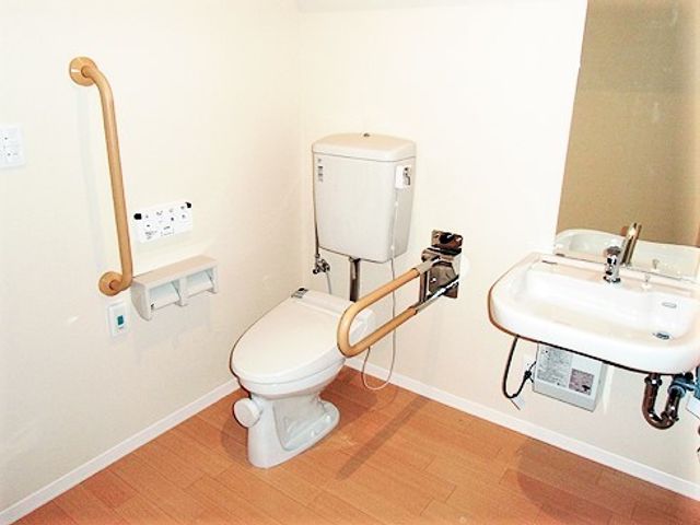 バリアフリートイレ トイレ 手すり付きで安全に配慮されたトイレ空間です。利用者の自立支援に配慮した設計となっております。