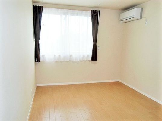 シンプルな明るい居室