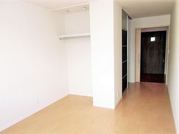 明るく広々とした居室