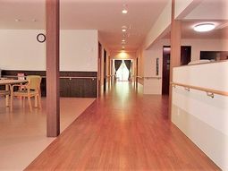 広々とした明るい廊下