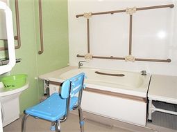 手すり付きの快適浴室
