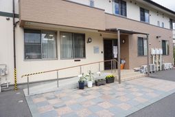 明るいエントランス周辺