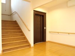 清潔感のある廊下と階段