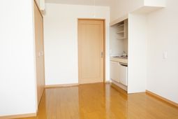 清潔な木製床の居室