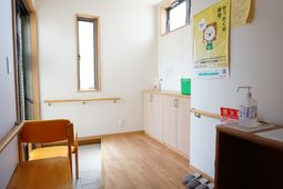椅子や手すりの休憩スペース