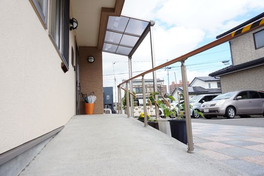 明るい外の通路