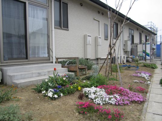 花壇のある施設外観