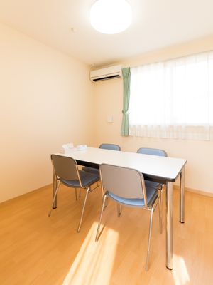 明るい居室のテーブルセット