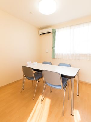 明るい居室のテーブルセット