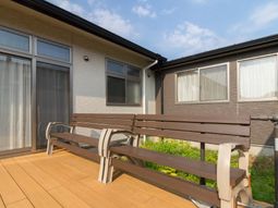 快適なテラスのベンチ