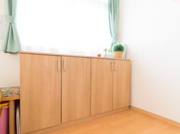 明るい室内の収納キャビネット