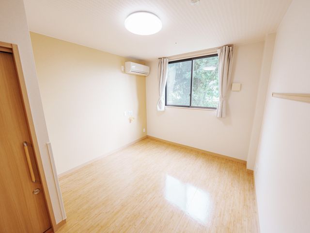 居心地の良い居室 居室 ゆったりとした空間の個室です。大きな窓からは自然光が入り、明るく快適な雰囲気を醸し出しています。
