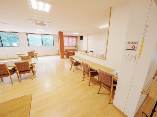 広々とした明るい食堂 食堂 ゆったりとした食事を楽しめる明るい食堂です。多様な椅子が配置され、寛ぎの時間を過ごせます。