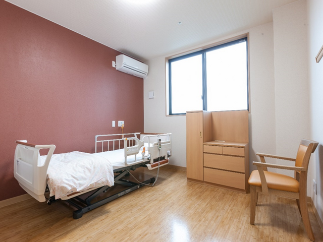 整えられた個室環境 居室 清潔で機能的な個室を整え、入居者様のケアを支える環境が整っています。細やかな配慮が感じられる職場です。