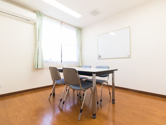 明るい会議室の一角