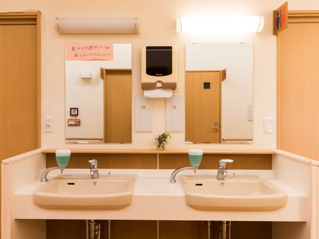 清潔な洗面台二つ 廊下の洗面台 十分なスペースの整った洗面コーナーで快適な身支度ができ、清掃もしやすい構造です。毎日の生活に欠かせない機能を備え、気持ちよく過ごせる環境が整っています。