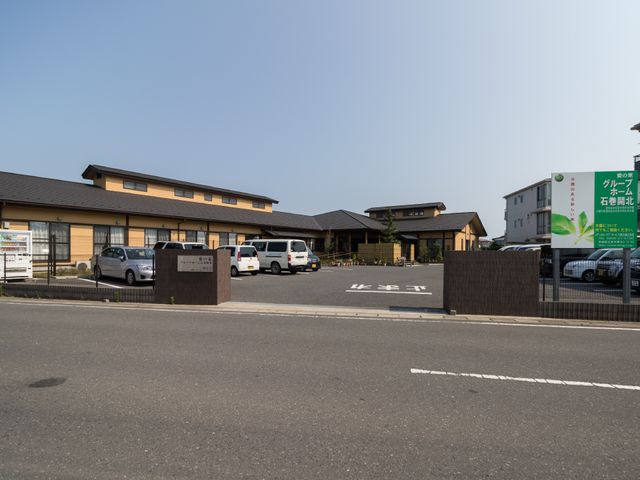 施設の外観と駐車場 外観 広々とした敷地に建つ施設です。清潔感のある外観で、静かな環境に位置しております。