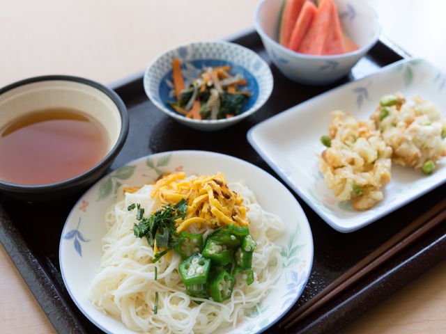 彩り豊かな和食膳 食事 丁寧に盛り付けられた彩り豊かな和食が提供されています。栄養バランスを考慮したメニューで、体に優しい食事が叶います。