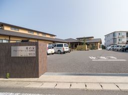 明るい日差しの外観