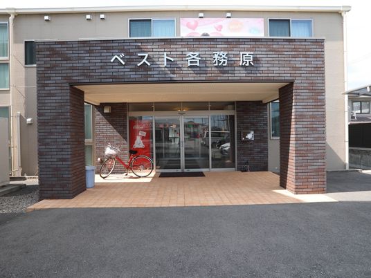 明るいエントランス正面