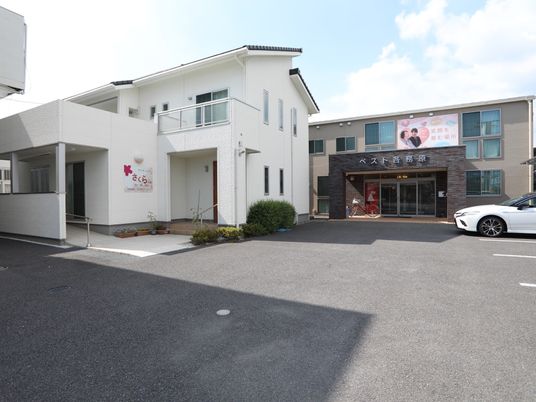 白く清潔感のある建物正面
