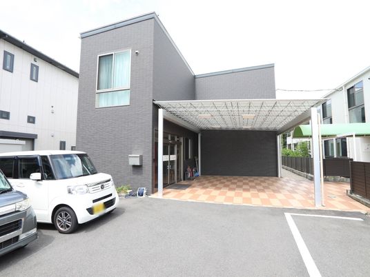 モダンな建築のエントランス