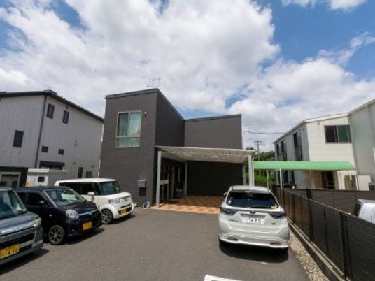 施設の外観と駐車場  