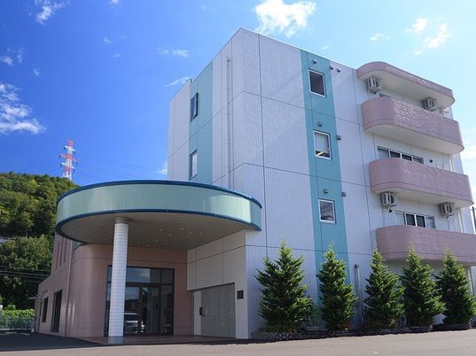 明るい建物の外観